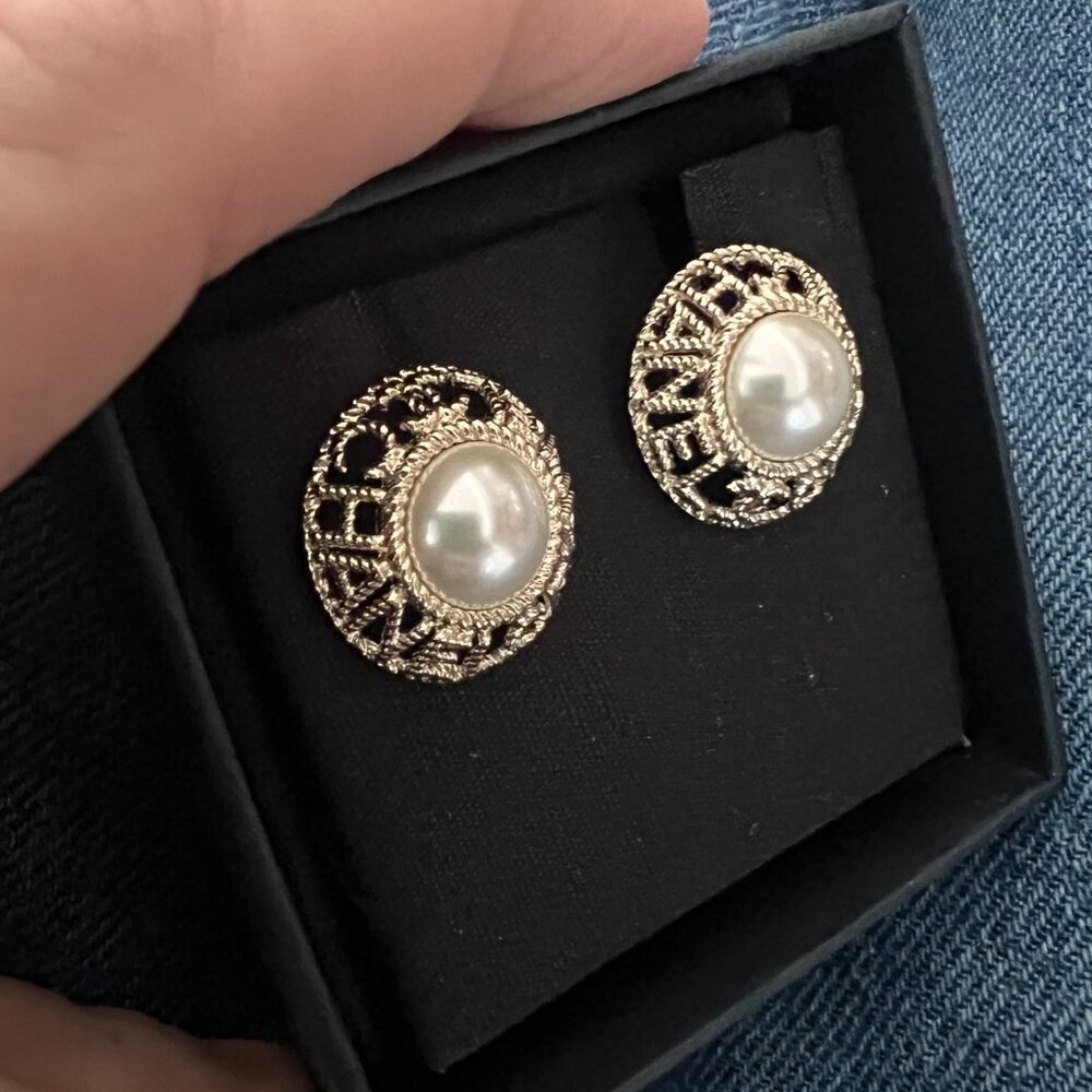 Chanel pearl earrings - Picture 5 of 7